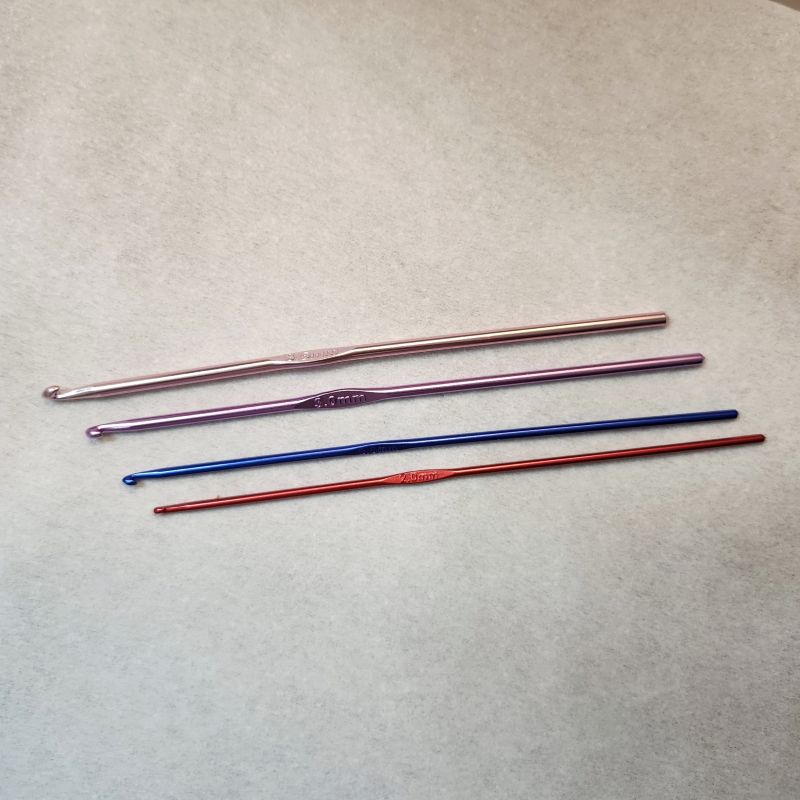Crochet Hook Set & Stitch Markers Bundle – 4 Aluminum Hooks + 20 Locking Ring Markers
