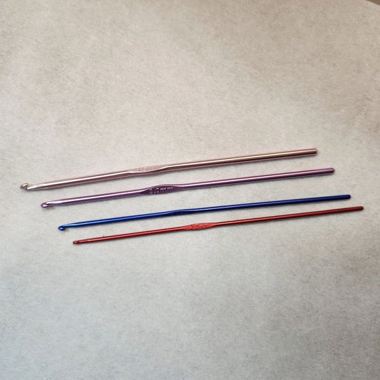 Crochet Hook Set & Stitch Markers Bundle – 4 Aluminum Hooks + 20 Locking Ring Markers