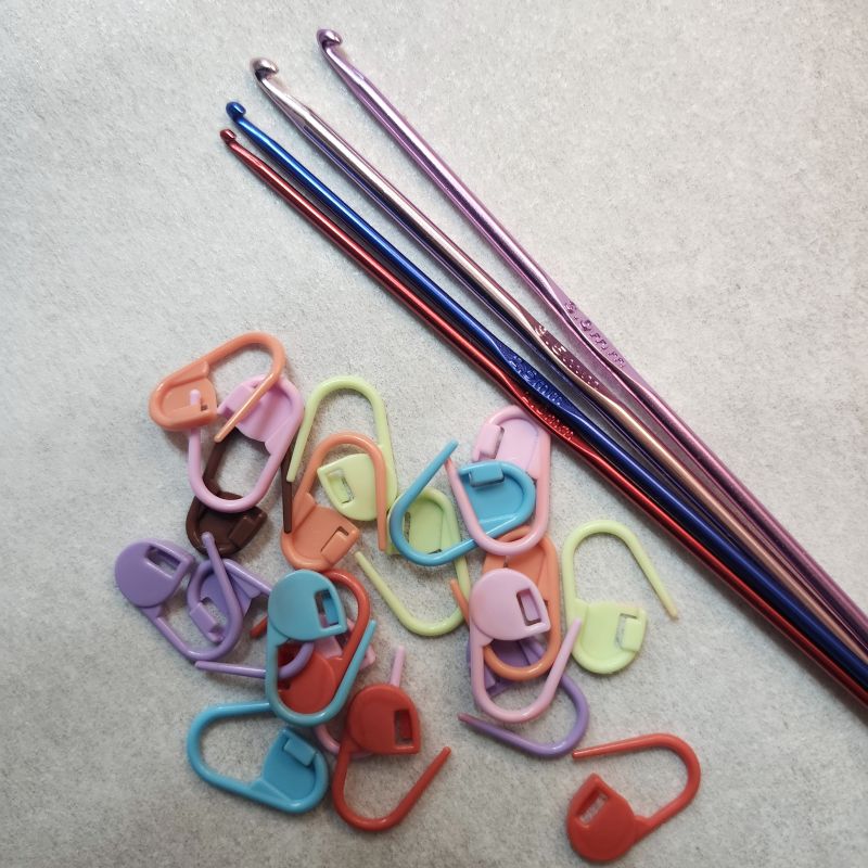 crochet-hook-set-stitch-markers-bundle-4-aluminum-hooks-20-locki